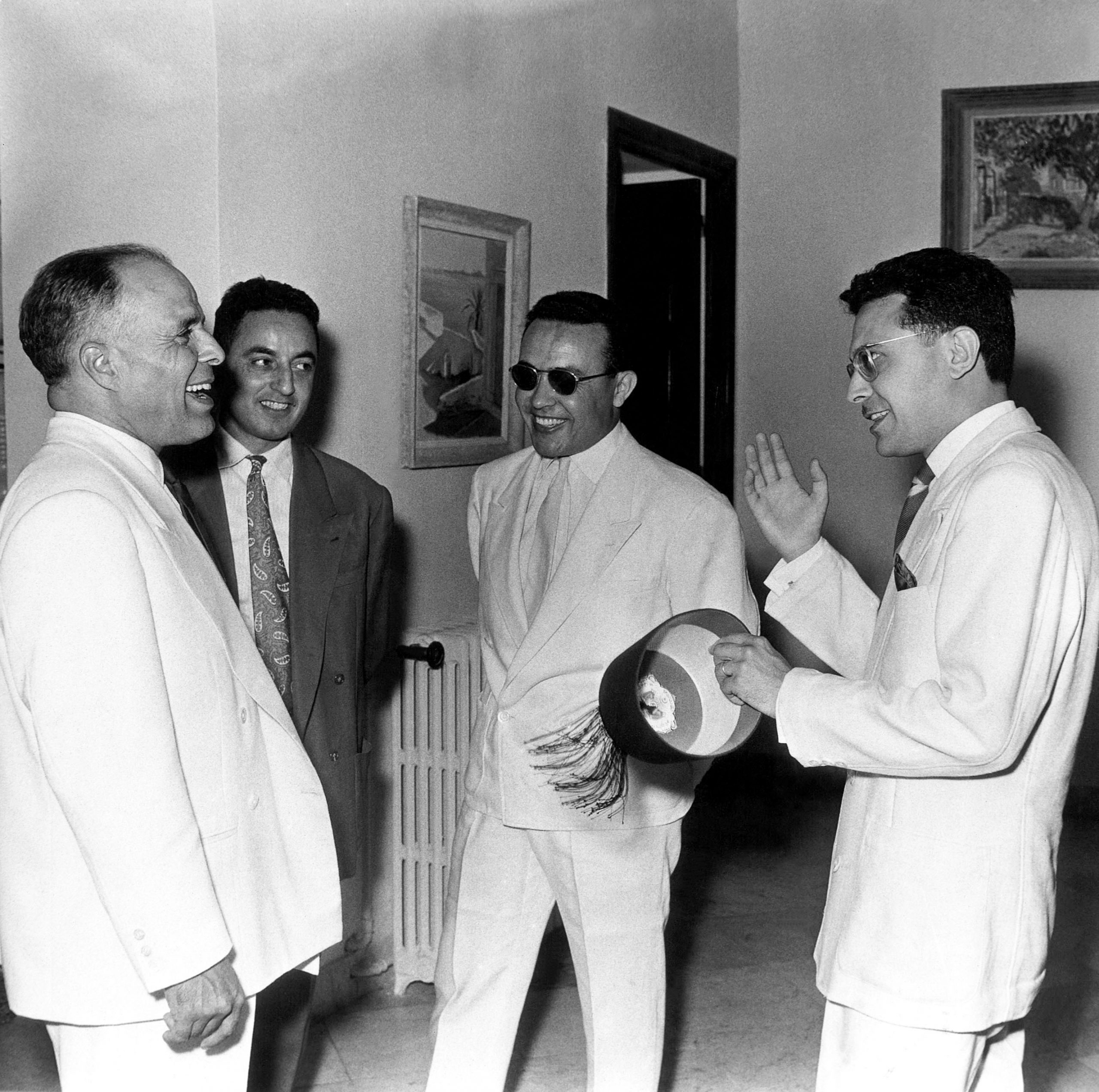 Le président Habib Bourguiba (à g.), Béchir Ben Yahmed, ministre de l’Information (avec des lunettes de soleil) et Ahmed Mestiri, ministre des Finance, à Tunis, en juillet 1957.