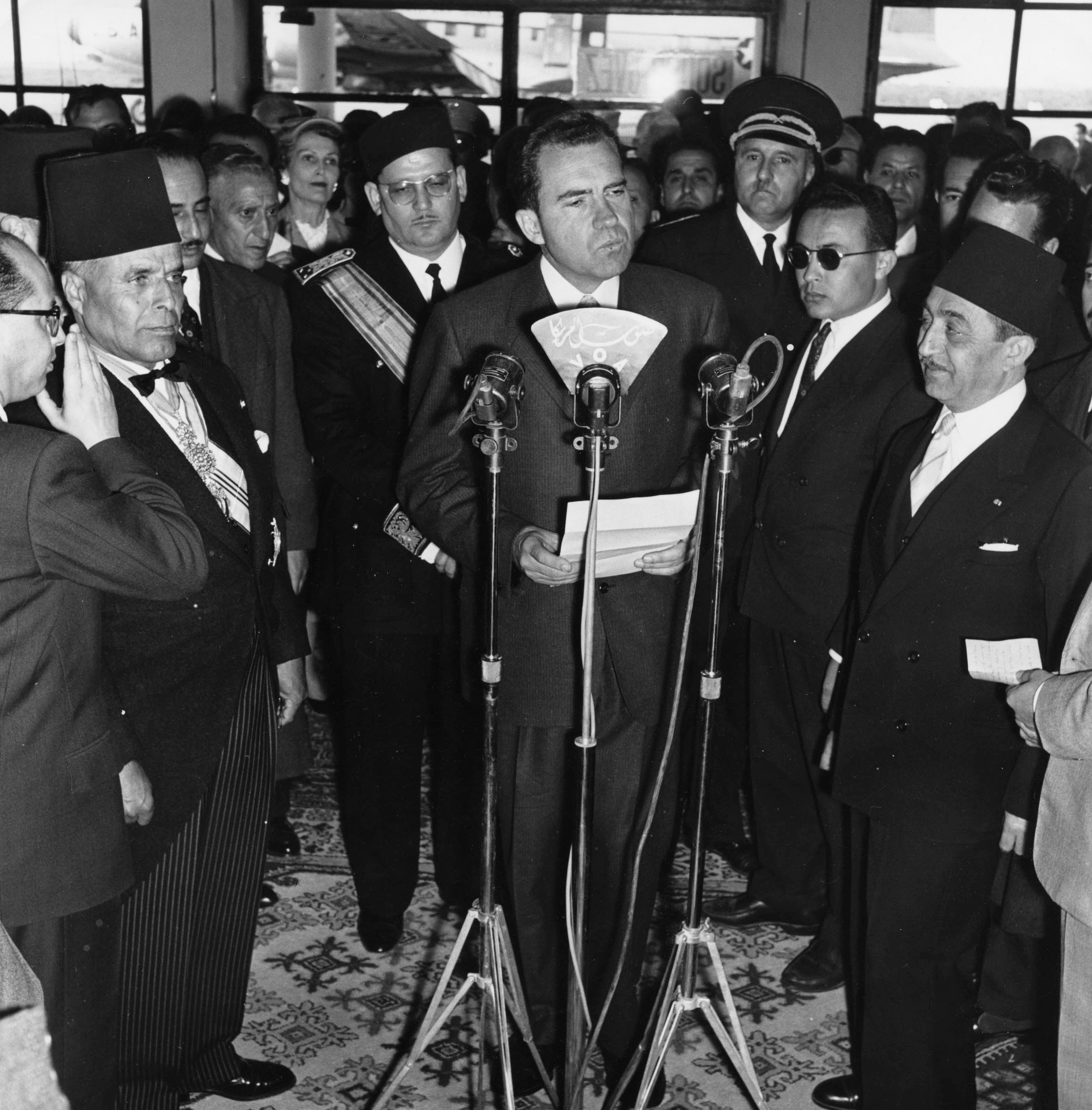 Richard Nixon, alors vice-président des États Unis, Habib Bourguiba (à g), Mongi Slim, le ministre tunisien de l’Intérieur et Béchir Ben Yahmed (lunettes noires), le ministre de l’Information, à Tunis, le 25 juillet 1957.