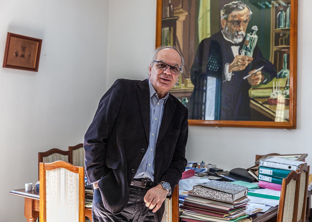 Hechmi Louzir, directeur de l’Institut Pasteur de Tunis, dans son bureau, le 7 avril 2020